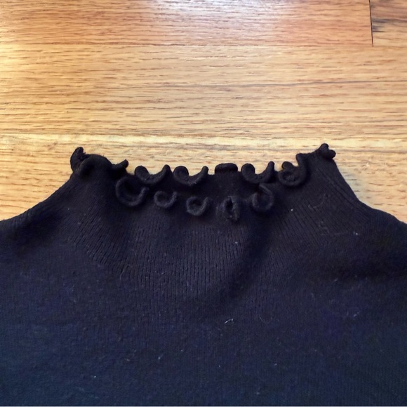 Scalloped Turtle Neck - Picture 3 of 3